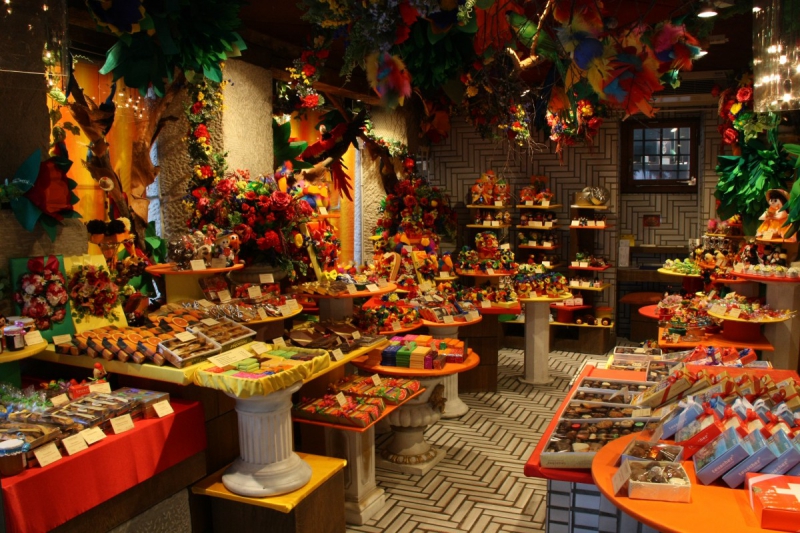 vitrine-TANNERON-min_candy_store_chocolate_shop_chocolate_switzerland-393515