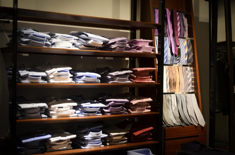 vitrine-TANNERON-min_shirts_exhibition_shop_shopping_shelf_buy_business_clothing-940715